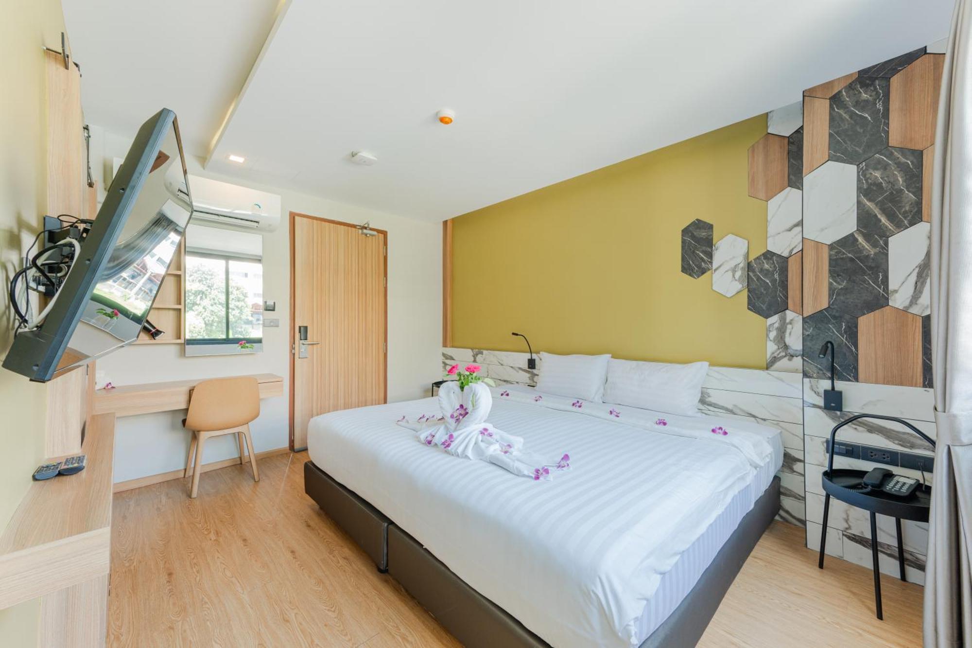 Sky Wave Patong Hotell Exteriör bild